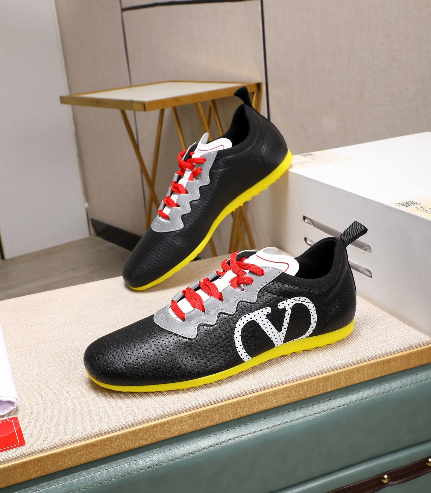 Men's Men's Shoes 💰620 VALENTINO 🌹🌹🌹2025 Valentino's latest spring sneakers! The counter 🔥 recommends RUNBOOT, which is lightweight and comfortable. It has a multi-functional design that integrates blue sneakers, running shoes, and fashionable sneakers to create a cool on-foot effect. ♥️♥️Fashionable sneakers that are sought after by many popular celebrities and fashion influencers♥️♥️. 👉All-round original 1:1 high-end production 👉Fabrics: Two options: delicate, soft and comfortable eyelet lambskin and high-end technical fabrics 👍Super soft suede special lining inside 👍Outsole wear-resistant TPU material 👍Full set of original counter packaging
